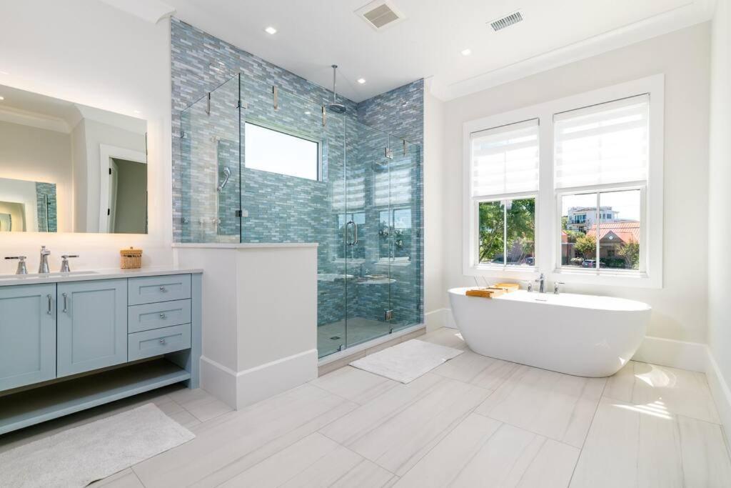 New Waterfront Home With Deep Water Dock Isle of Palms Luaran gambar