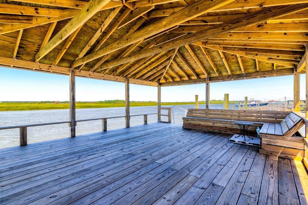 New Waterfront Home With Deep Water Dock Isle of Palms Luaran gambar